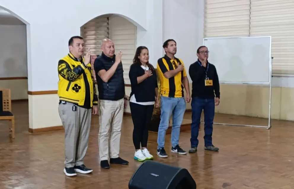 Terrazas (izq.) es posesionado con su directorio. Foto: Marcos Bonilla.