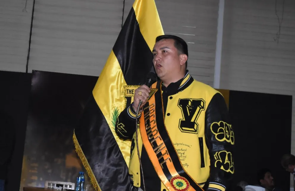 Terrazas habla con los presentes tras ganar los comicios. Foto: Agencia Marka Registrada.