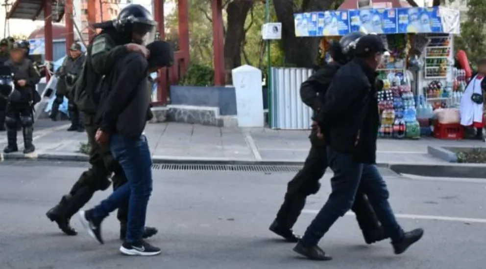 Dos personas son conducidas por efectivos policiales a la fuerza anticrimen. Foto: APG