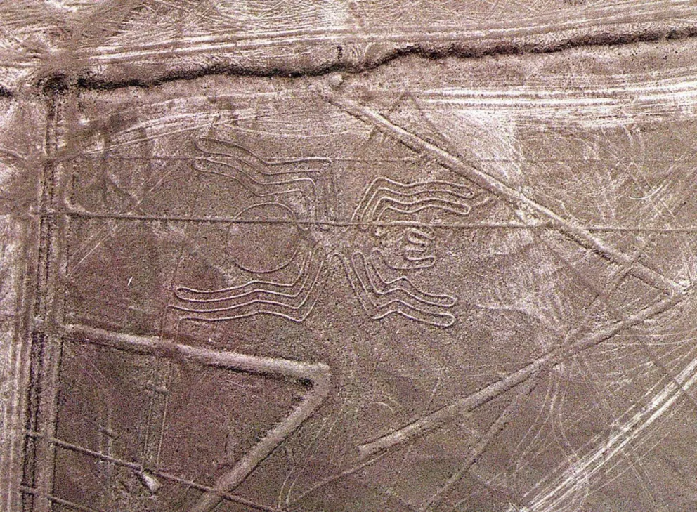 Imagen de archivo de una vista aérea de un sector de la reserva arqueológica de las Líneas y Geoglifos de Nazca, en Perú. Foto: EFE