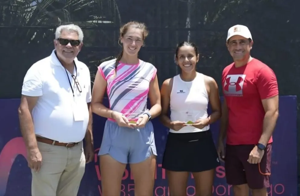 Zeballos (der.) y Tona con sus trofeos de campeonas. Foto: Fedotenis.