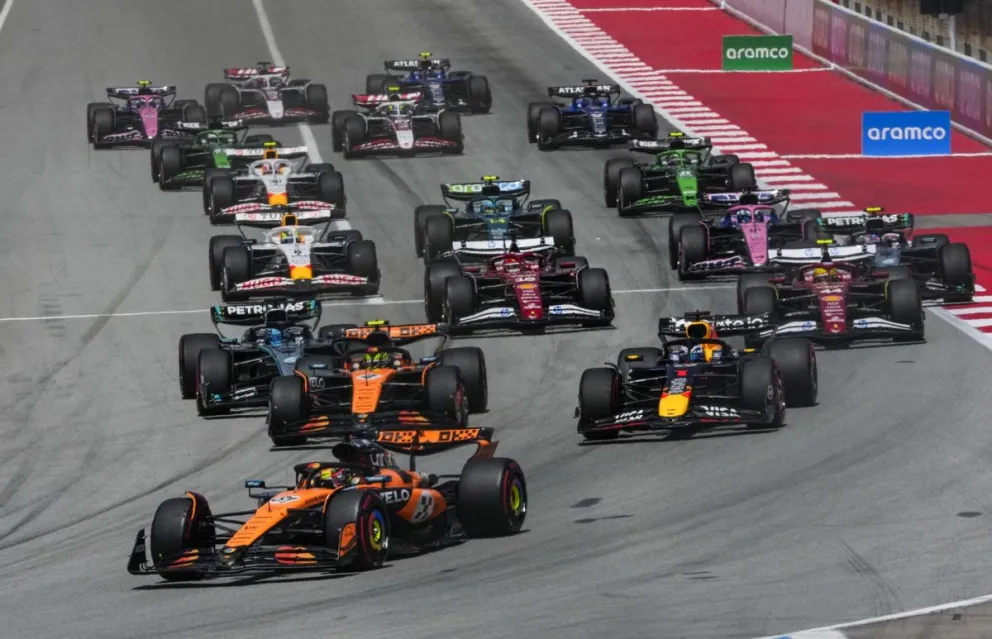 Oscar Piastri, piloto de McLaren, toma la punta en la primera curva del Gran Premio de España. Foto: EFE