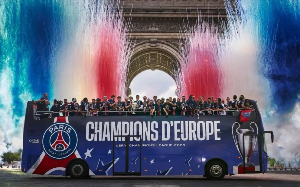 Los jugadores del PSG sobre su bus al frente del Arco del Triunfo. Foto: PSG.