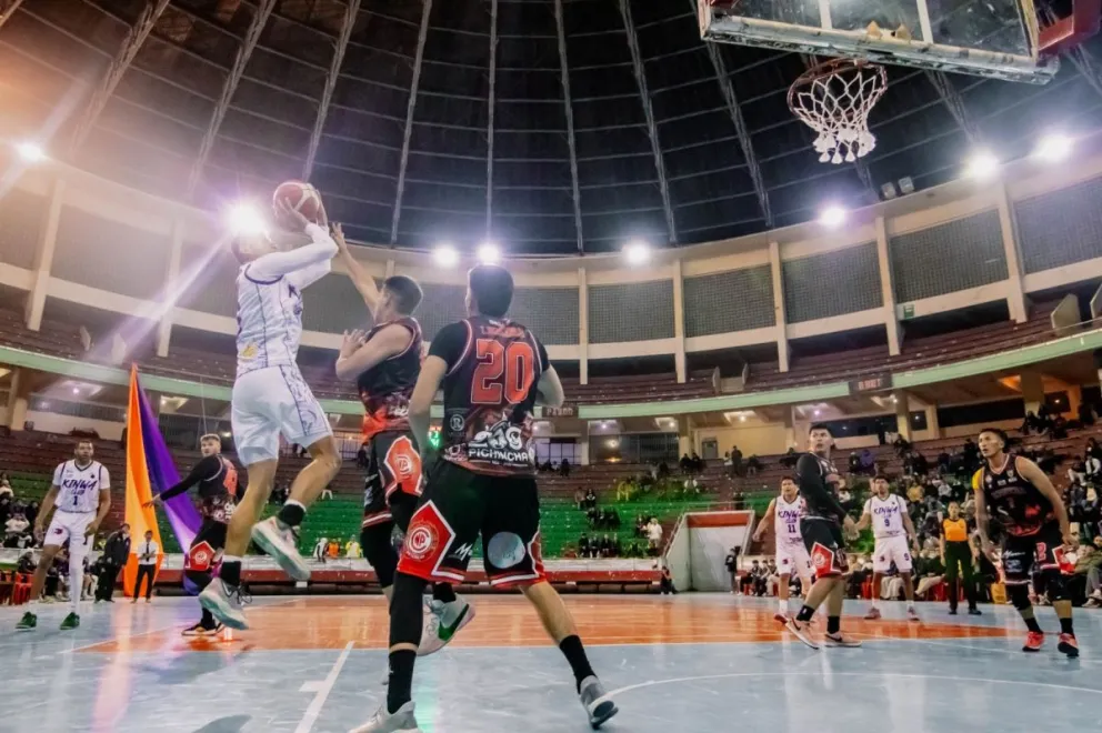 Un jugador de Kinwa (de blanco) hace un lanzamiento ante Pichincha. Foto: Kinwa Club.