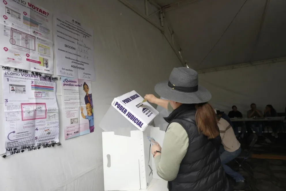 Ciudadanos asisten a votar en las elecciones judiciales este domingo en Ciudad de México (México). Foto: EFE