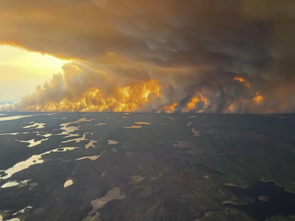 Imagen del 30 de mayo, de una vista aérea y general de un gigantesco incendio forestal en Flin Flon, Manitoba (Canadá). Foto: EFE / Gobierno regional de Manitoba 