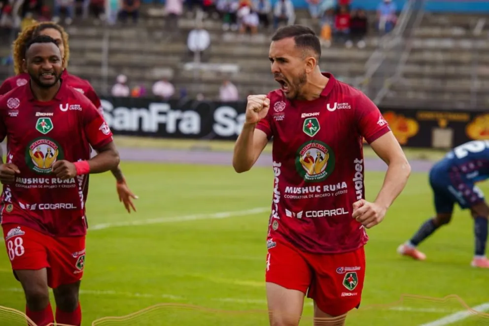 Haquin (der.) celebra su gol de penal. Foto: Mushuc Runa.
