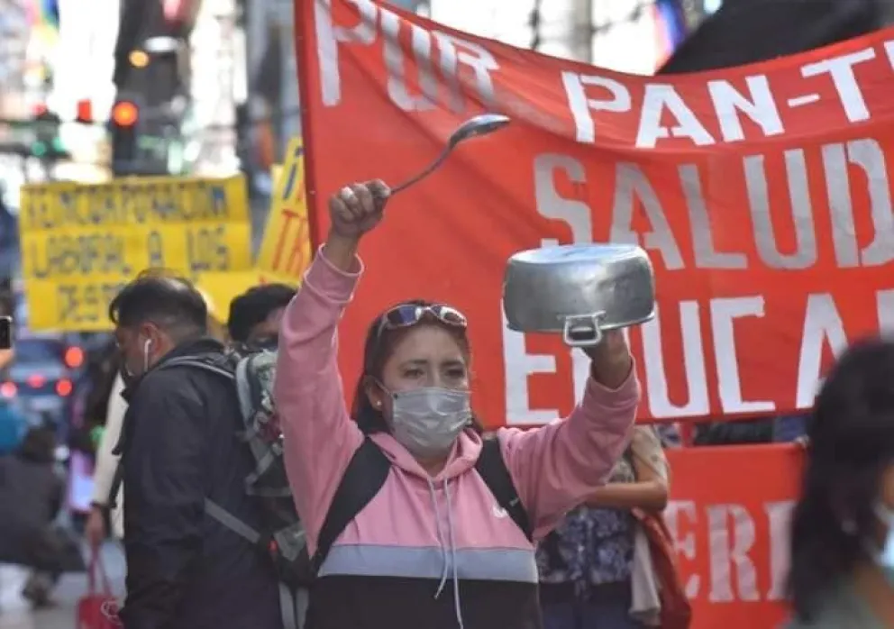Una mujer muestra una olla vacía. Foto: Libertad Ayni (archivo)