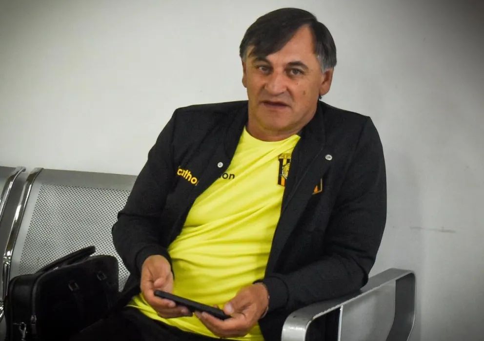 El argentino Carlos Bustos, entrenador del primer plantel del Tigre. Foto: club The Strongest