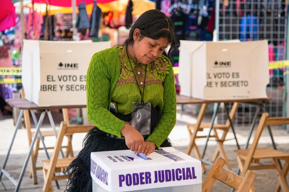 Una persona vota en las elecciones judiciales este domingo, en San Juan Chamula. Foto: EFE