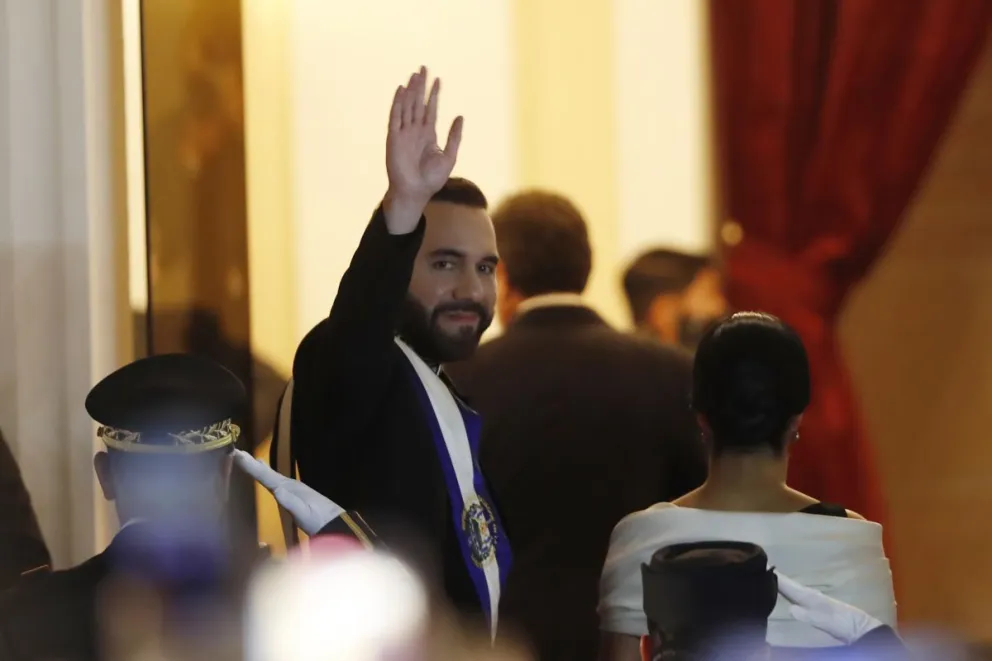 Nayib Bukele, saluda este domingo a las afueras del Teatro Nacional en San Salvador. Foto: EFE