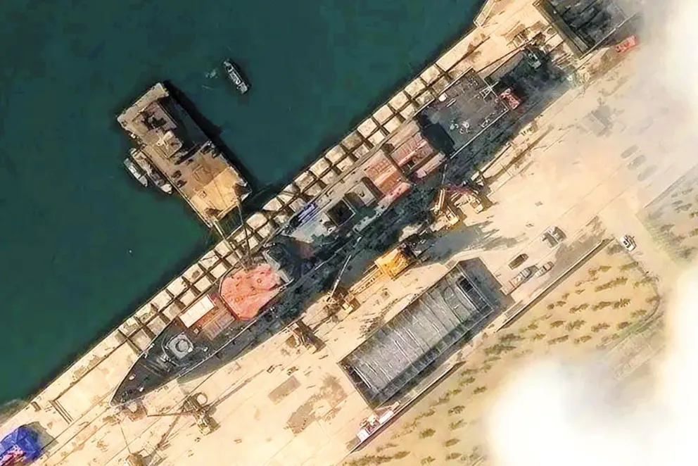 El buque Choe Hyun en posición horizontal en el astillero, el 18 de mayo. Foto: Maxar Technologies