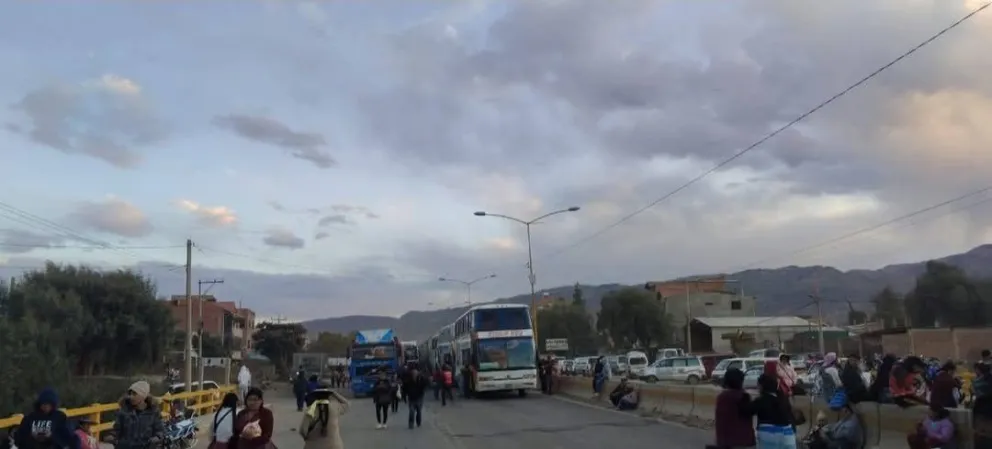 "Evistas" inician el bloqueo en Sipe Sipe, este lunes. Foto: Contacto Bolivia 