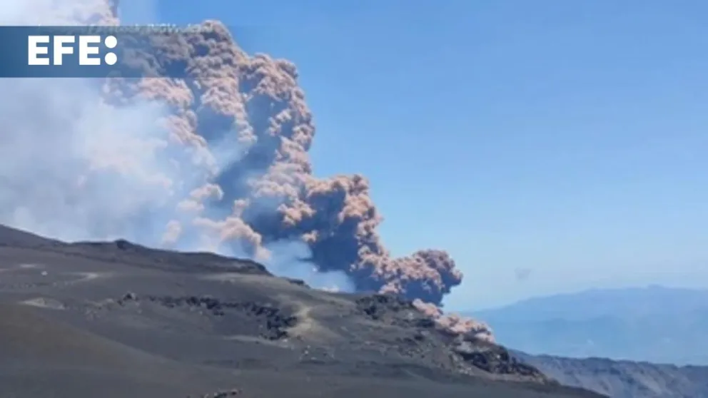 La erupción del Etna, el mayor volcán activo de la placa europea. Foto: Captura / imagen cedida por ANSA