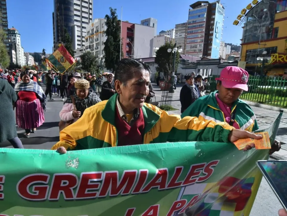Gremiales marchan en La Paz, este lunes. Fotos: APG