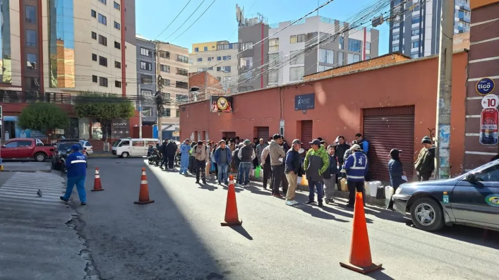 Las personas también hacen fila con bidones en la estación de servicio de San Pedro para comprar gasolina. Foto. M Belmonte