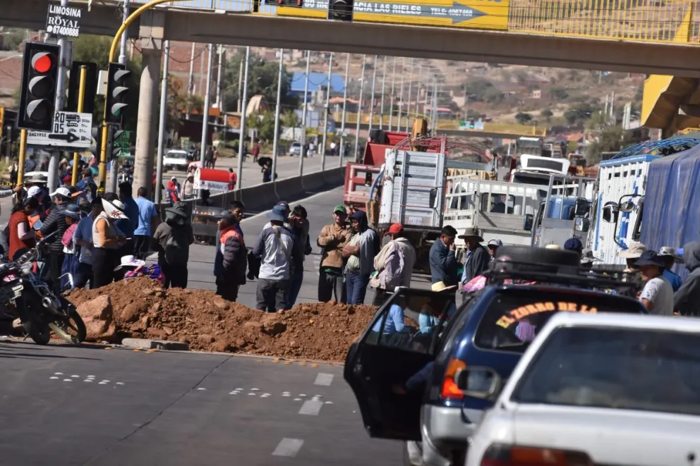 Un bloqueo este lunes en el Valle de Alto de Cochabamba. Foto: APG