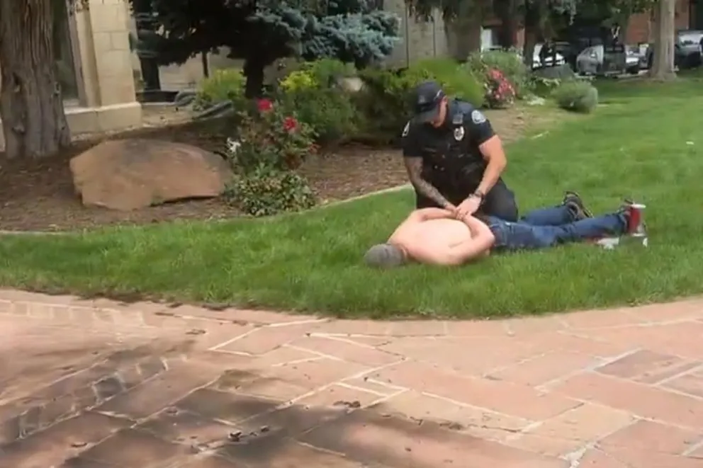 Captura de video del arresto de un hombre acusado de prender fuego a varias personas en una zona comercial en Boulder. Foto: EFE