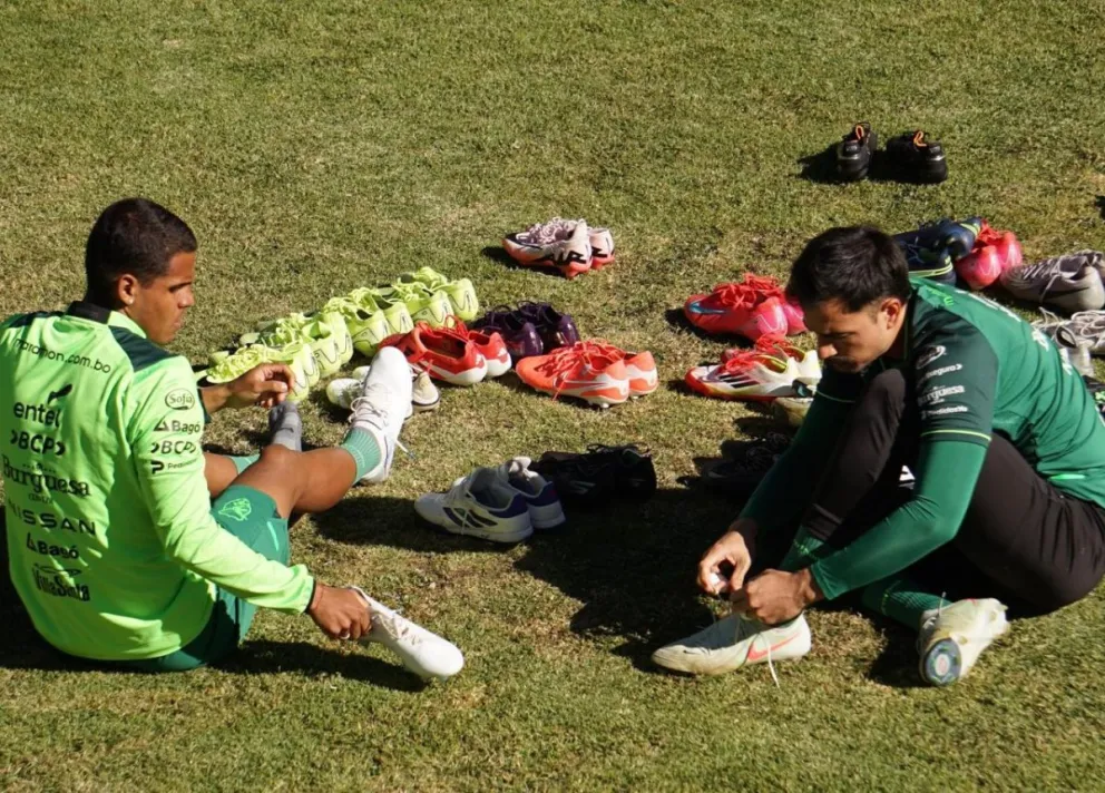 Monteiro (izq.) y Viscarra en la previa del trabajo de este lunes en el estadio Rafael Mendoza Castellón. 