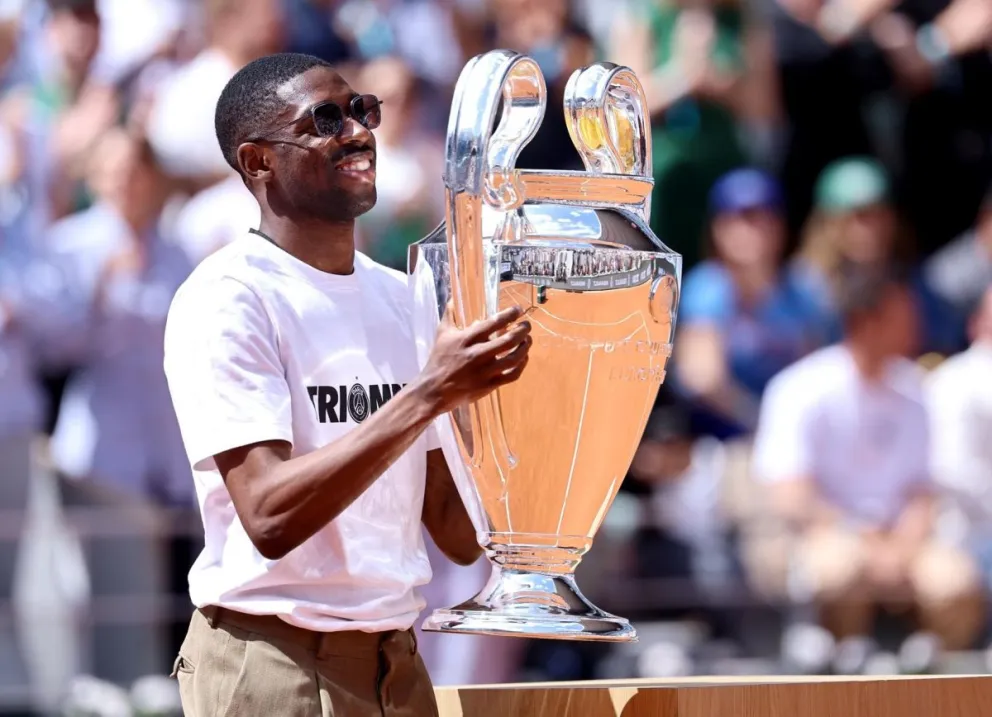 El delantero Ousmane Dembélé del Paris Saint-Germain levanta la “orejona” en la cancha Philippe-Chatrier, en Roland Garros. Foto: EFE 