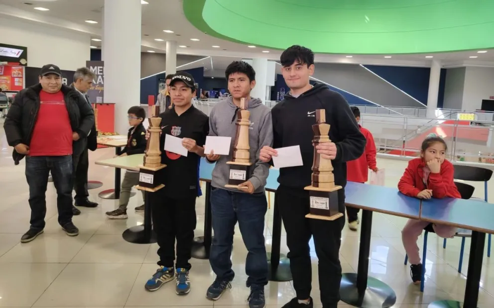 Los premiados del torneo internacional. Foto: Federación Boliviana de Ajedrez.