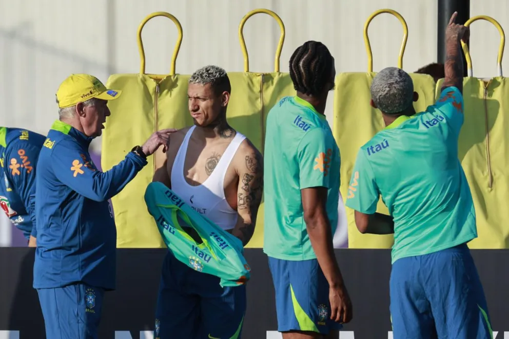 Ancelotti (izq.) habla con Richarlison. Foto: EFE.