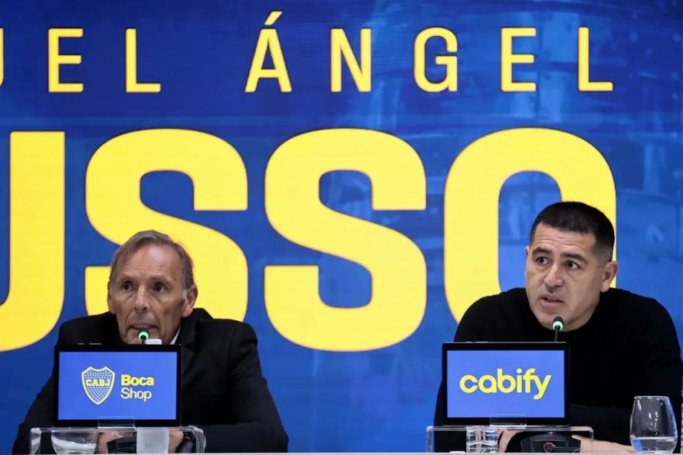 Russo (izq.) con Riquelme en conferencia de prensa. Foto: EFE.