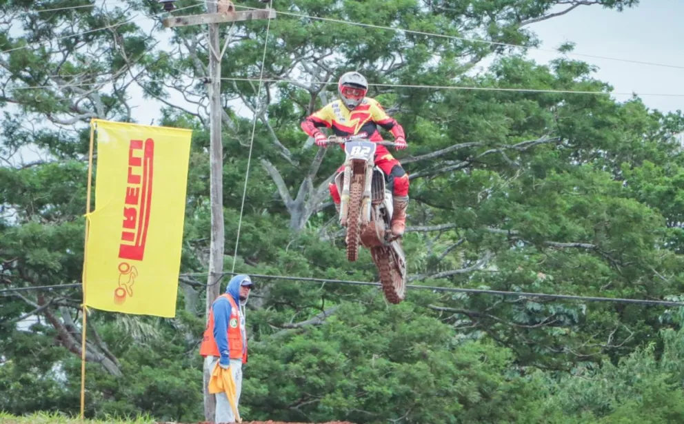 Un piloto "vuela" tras realizar un gran salto en la prueba cruceña. Foto: Sedede Santa Cruz.