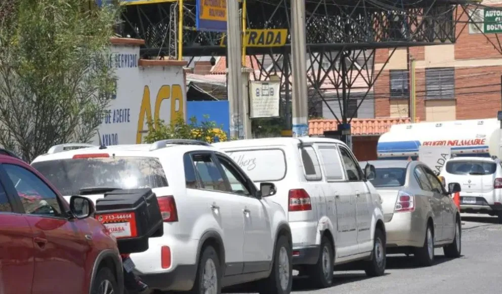 Las filas no terminan de aparecer en los surtidores. Foto: APG