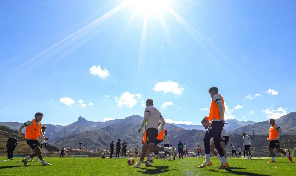 El plantel celeste en un entrenamiento anterior en su CAR de Anante. Foto; Club Bolívar.
