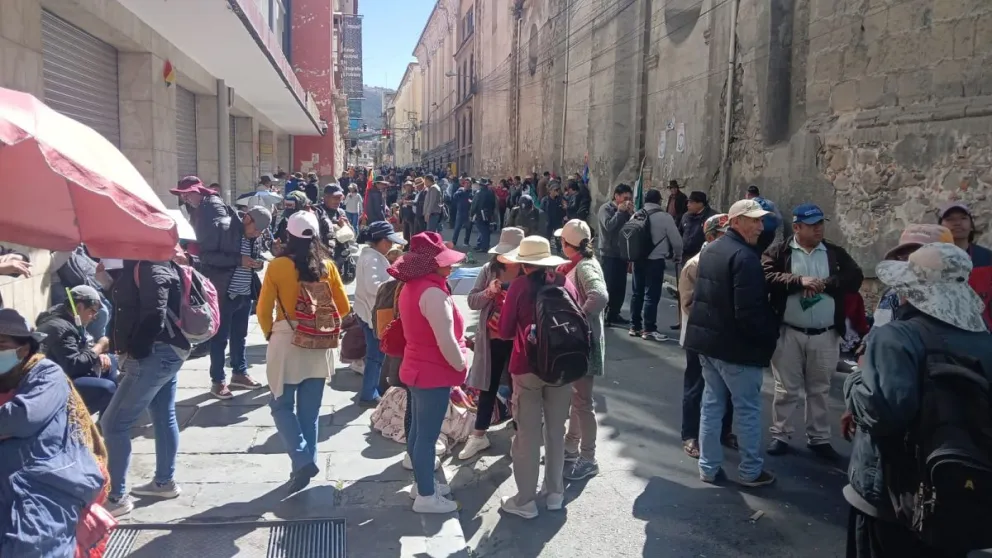"Evistas" en vigilia en la calle Ingavi y Yanacocha, en la ciudad de La Paz. Foto: Carlos Quisbert