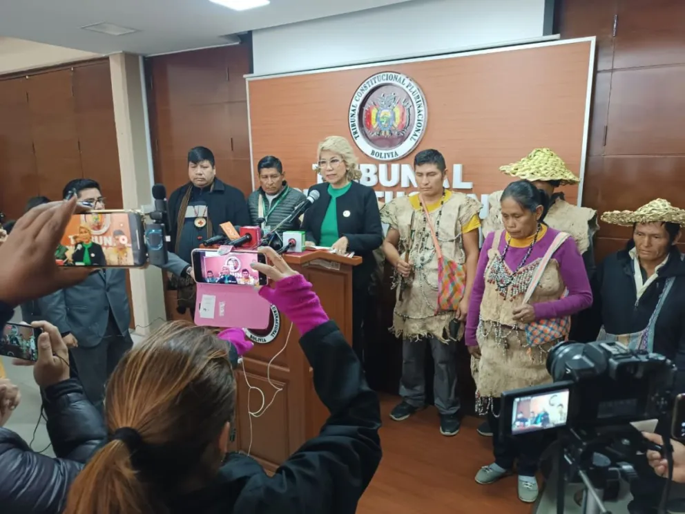 La magistrada Jiménez junto a representantes del pueblo tsimane. Foto: TCP