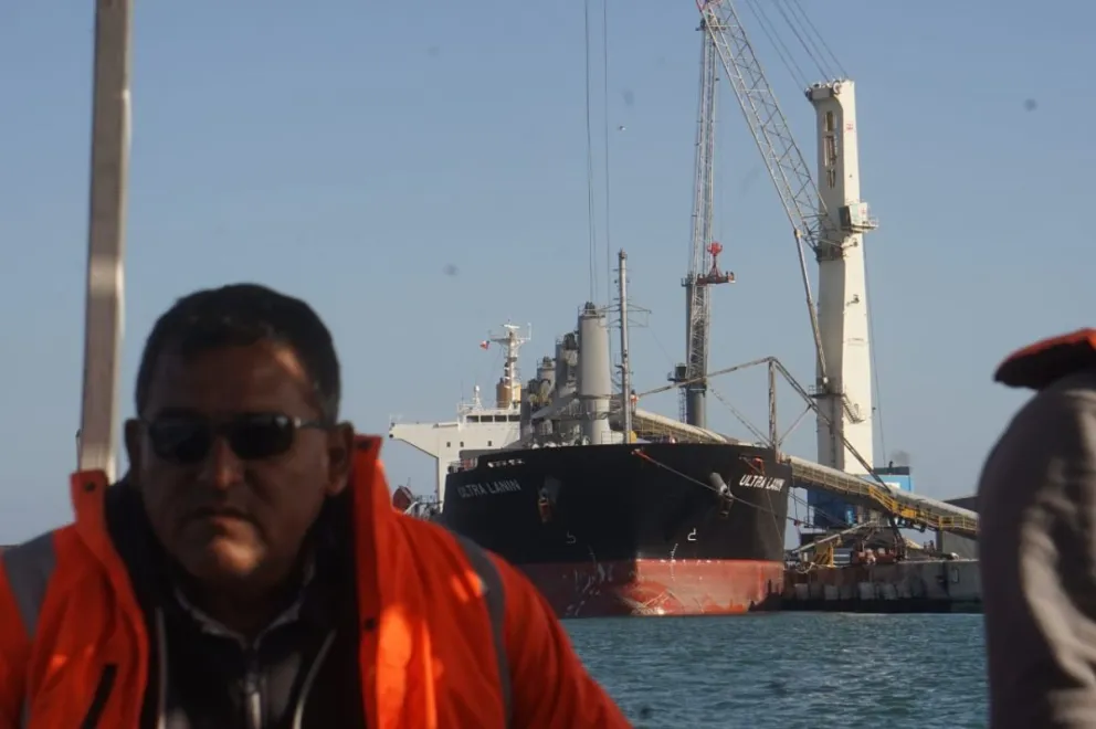 Un buque con combustible para Bolivia espera descargar en Arica. Foto: APG