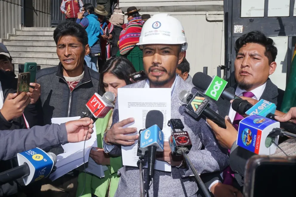 El dirigente Ludwig Sánchez con la denuncia, este martes. Foto: APG