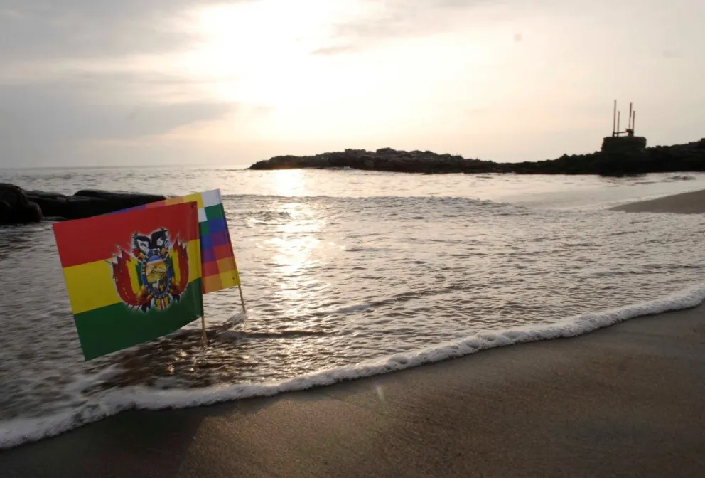 La bandera nacional y la whipala a orillas del mar. Foto: ABI 