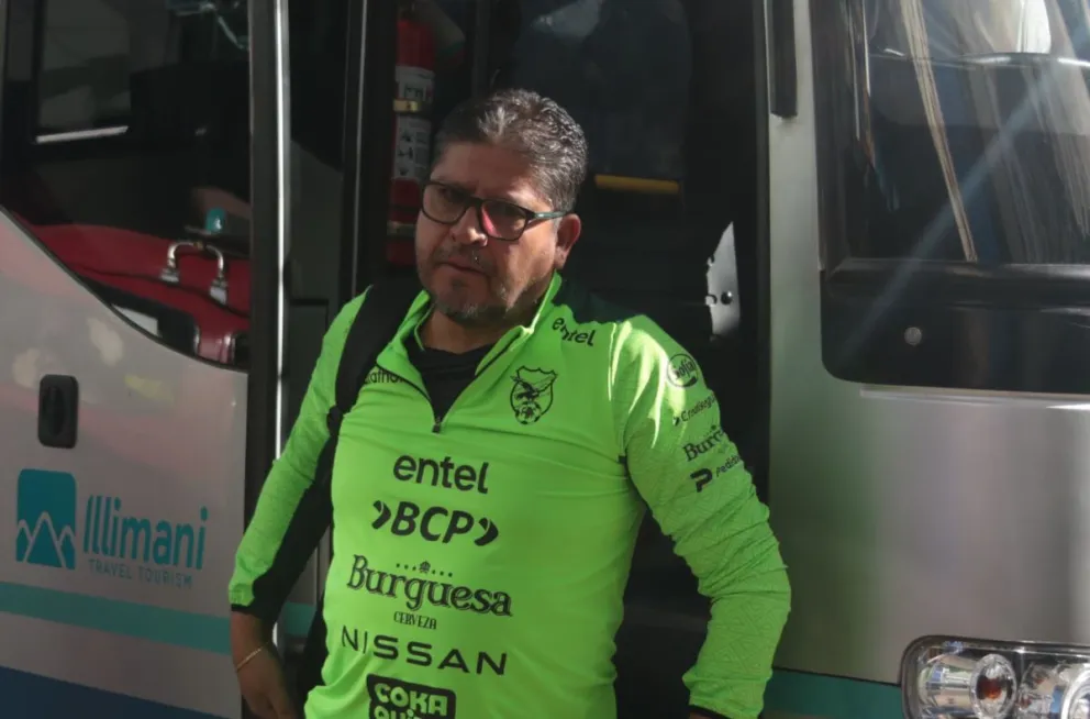 El técnico Óscar Villegas llega al entrenamiento de este martes en Miraflores. Foto: Agencia Marka Registrada. 