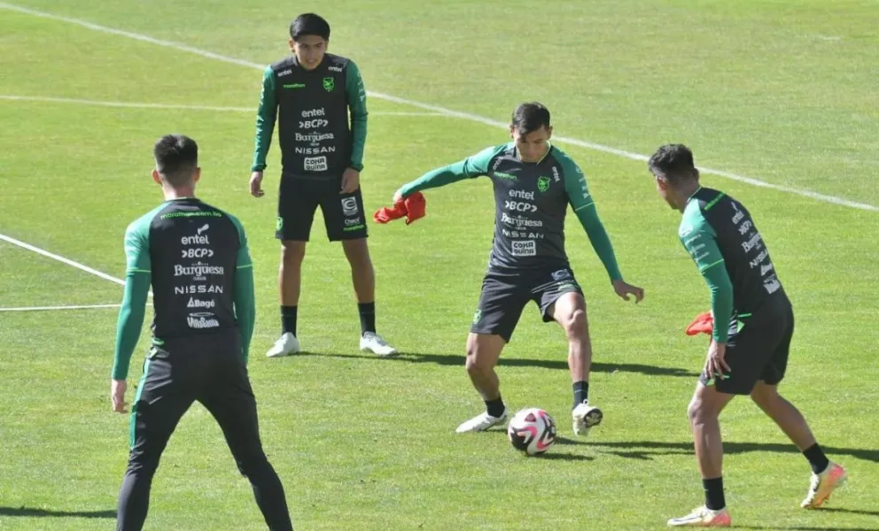 José Sagredo en el entrenamiento de este martes en el estadio Hernando Siles. Foto: APG