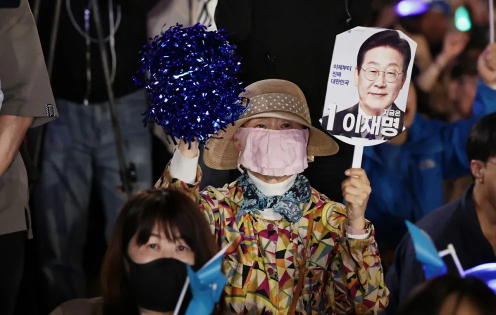 Seguidores de Lee Jae-Myung, del Partido Democrático, celebran los resultados. Foto: EFE