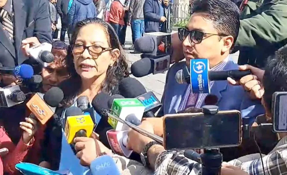 Maziel Terrazas con su abogado, Frank Campero. Foto: APG