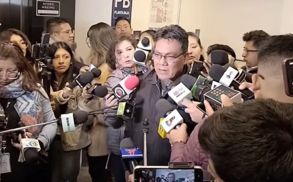 El diputado "evista" Héctor Arce brinda declaraciones a los periodistas. Foto: captura