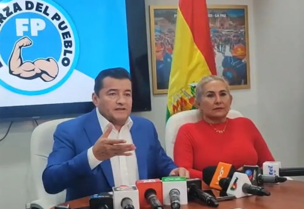 Jhonny Fernandez en conferencia de prensa en Santa Cruz