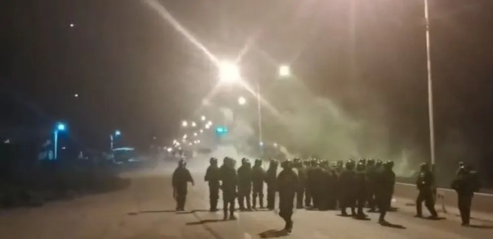 Efectivos policiales retroceden en Sipe Sipe. Foto: captura