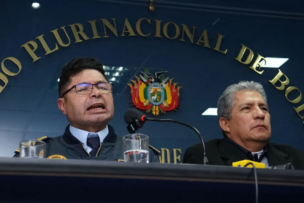 El general de División Aérea Gerardo Zabala, jefe interino de las FFAA de Bolivia, y el ministro de Defensa, Edmundo Novillo. Foto: APG