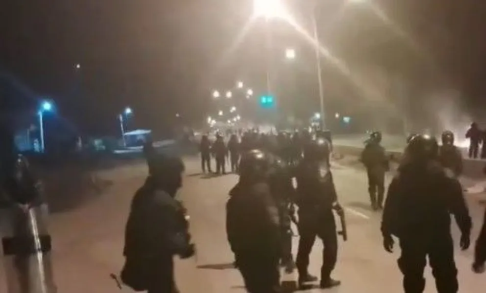 Policías cerca de Sipe Sipe intervinene bloqueo "evista". Foto: captura