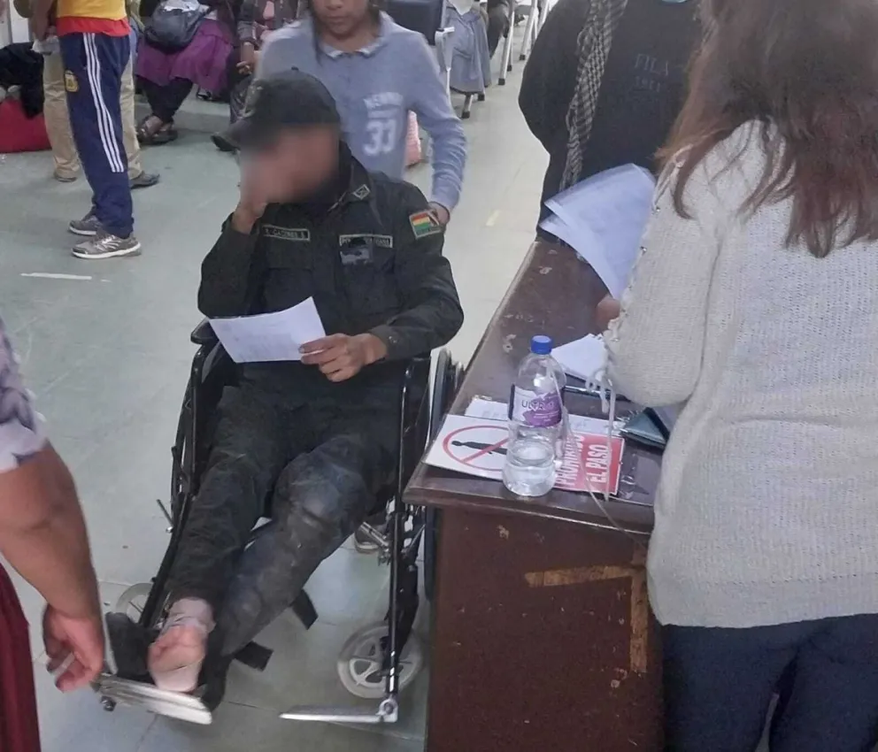 Uno de los policías heridos es trasladado a un centro médico. Foto: captura