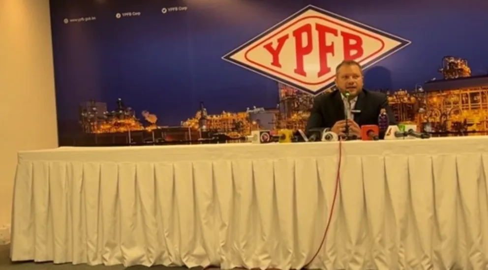 El ministro de Hidrocarburos y Energías, Alejandro Gallardo, en conferencia de prensa. Foto: ABI
I