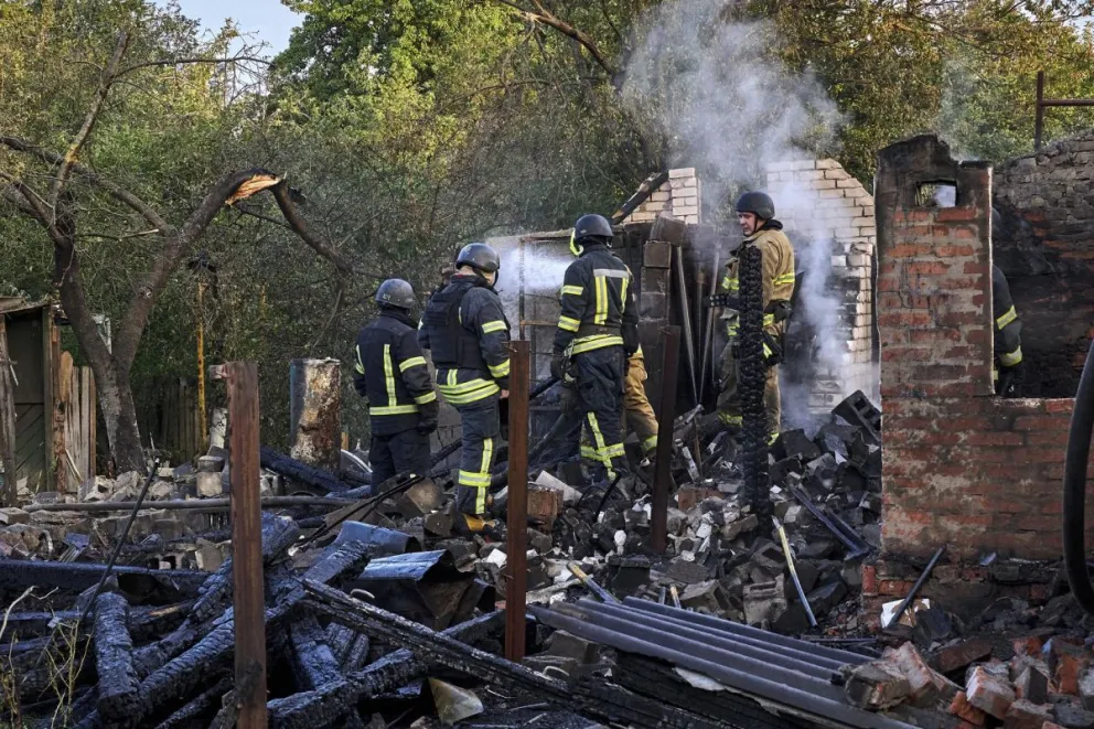 Rescatistas ucranianos trabajan en un lugar alcanzado por un ataque con drones en Járkov, noreste de Ucrania. Foto: EFE