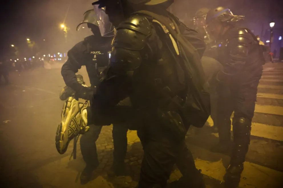 La policía francesa arresta a un hombre mientras se producen enfrentamientos con los aficionados del PSG el fin de semana pasado. Foto: EFE