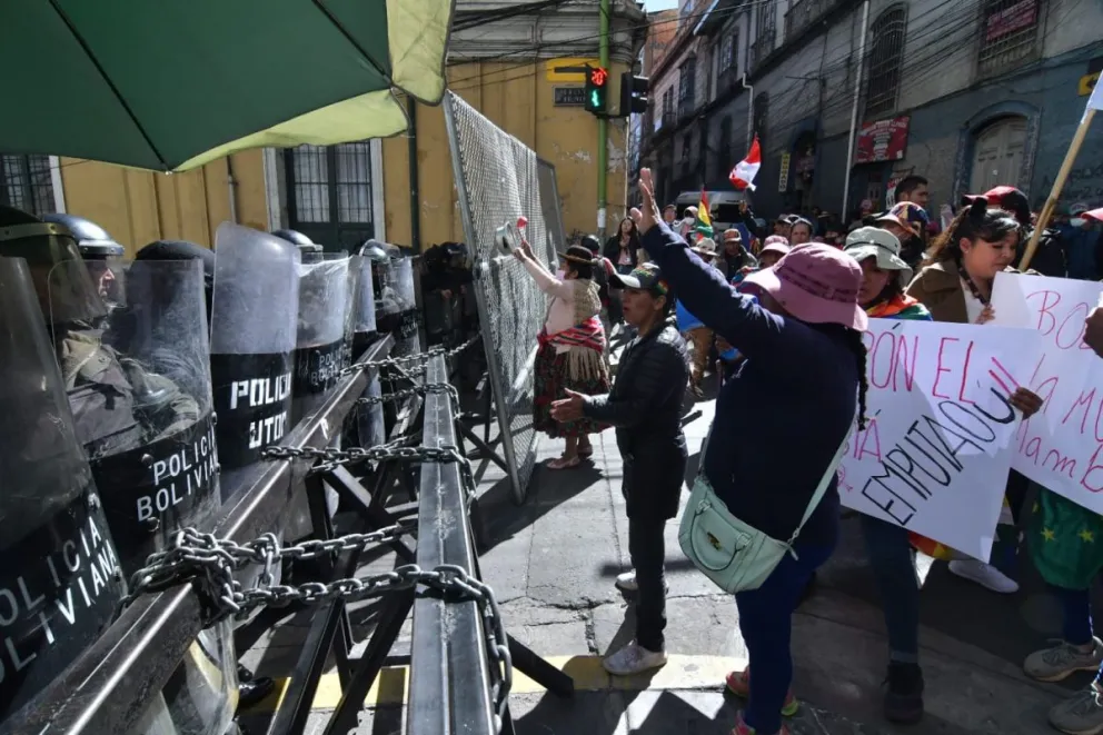 La plaza Murillo, cerrada ayer con vallas ante las protestas "evistas". Foto: APG