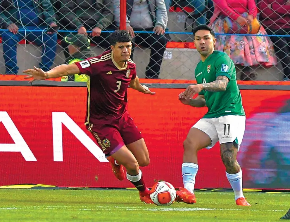 Carmelo Algarañaz pelea por el control del balón con un venezolano en el juego de 2024. Foto: APG